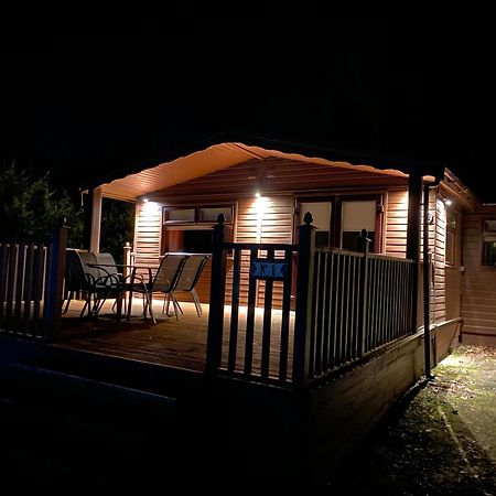 Stunning 4-Bedroom Cabin With Hot Tub In Beattock! מראה חיצוני תמונה